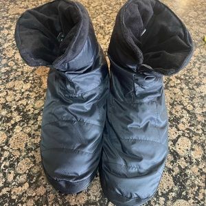 Black M/L duck down booties REI brand new